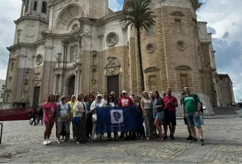 grupa osób z jednej firmy zwiedza Hiszpanie, stoi na placu
